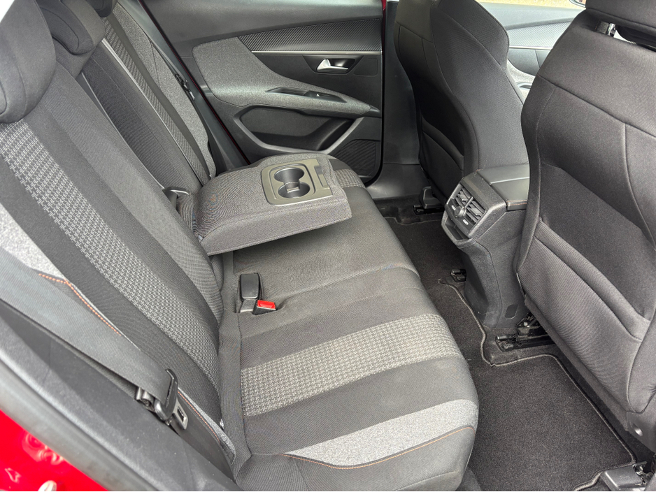 2018 Peugeot 3008 - image 9