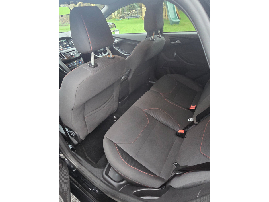 2016 Ford Focus - image 12