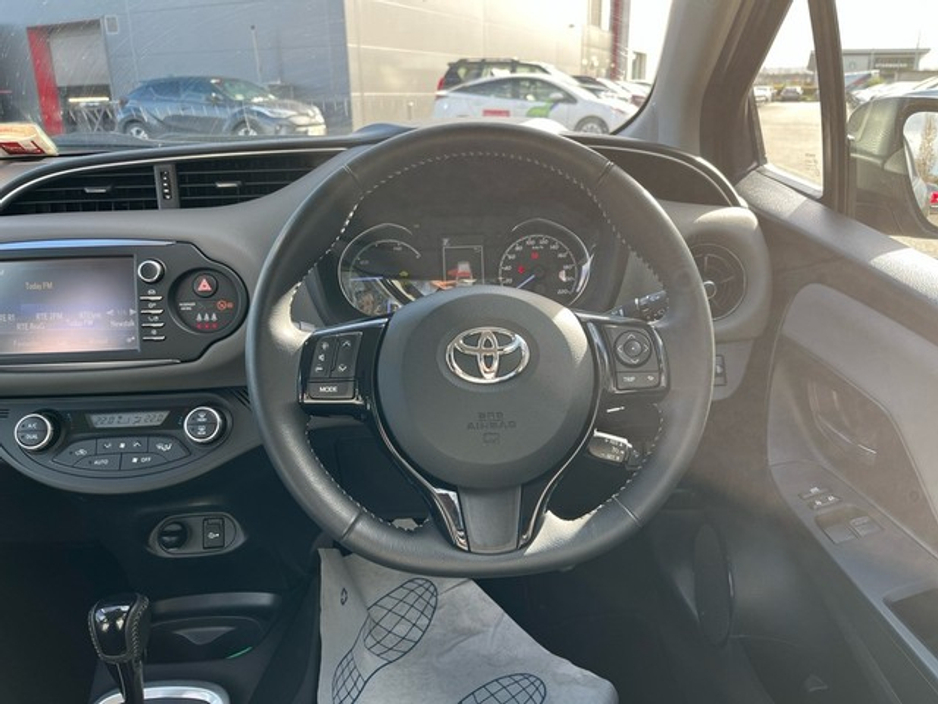 2017 Toyota Yaris - image 9