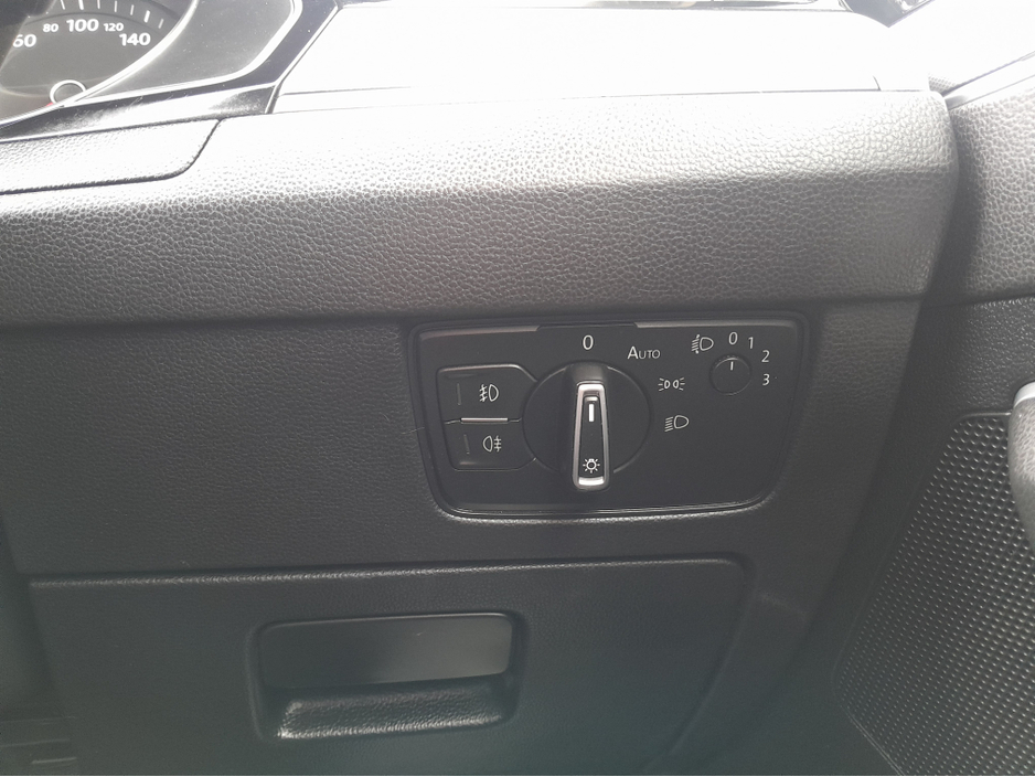 2016 Volkswagen Passat - image 26