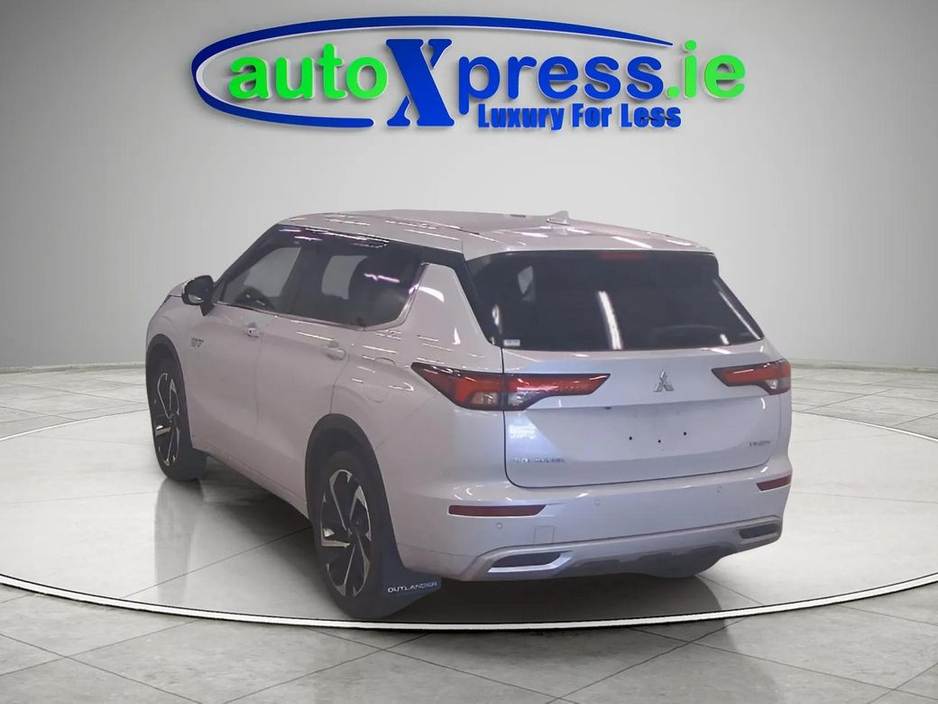 2023 Mitsubishi Outlander 4WD PHEV Low mileage, Reversing camera