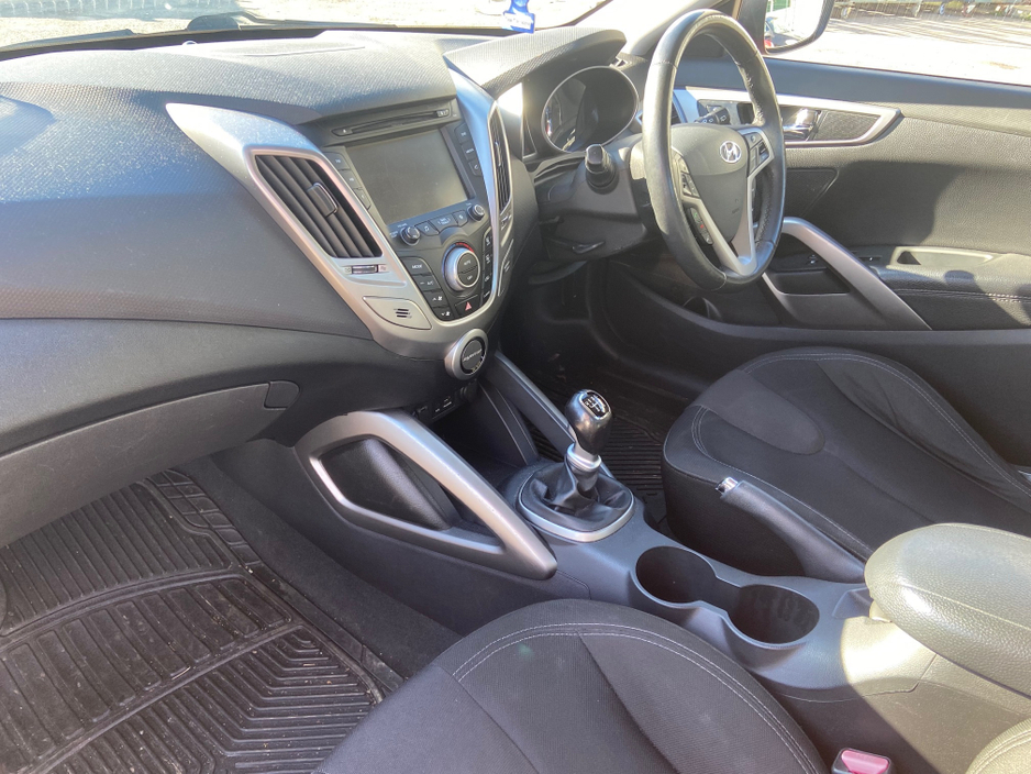 2012 Hyundai Veloster - image 7