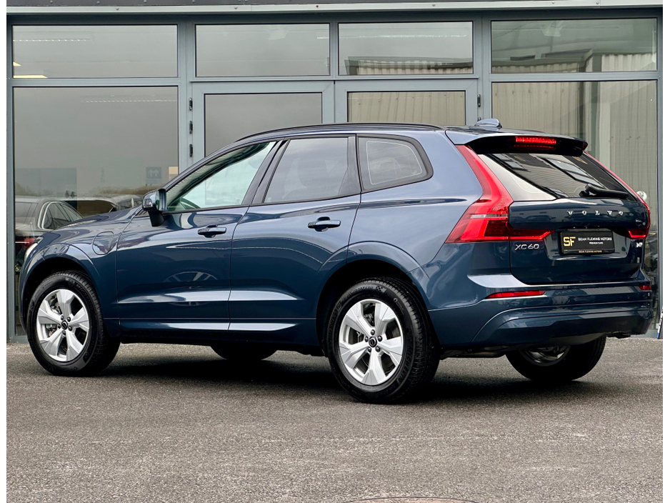 2025 Volvo XC60 - image 4