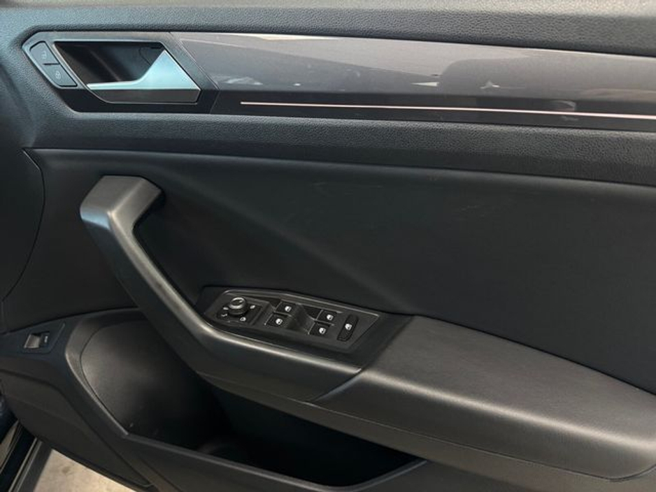 2020 Volkswagen T-Roc - image 12