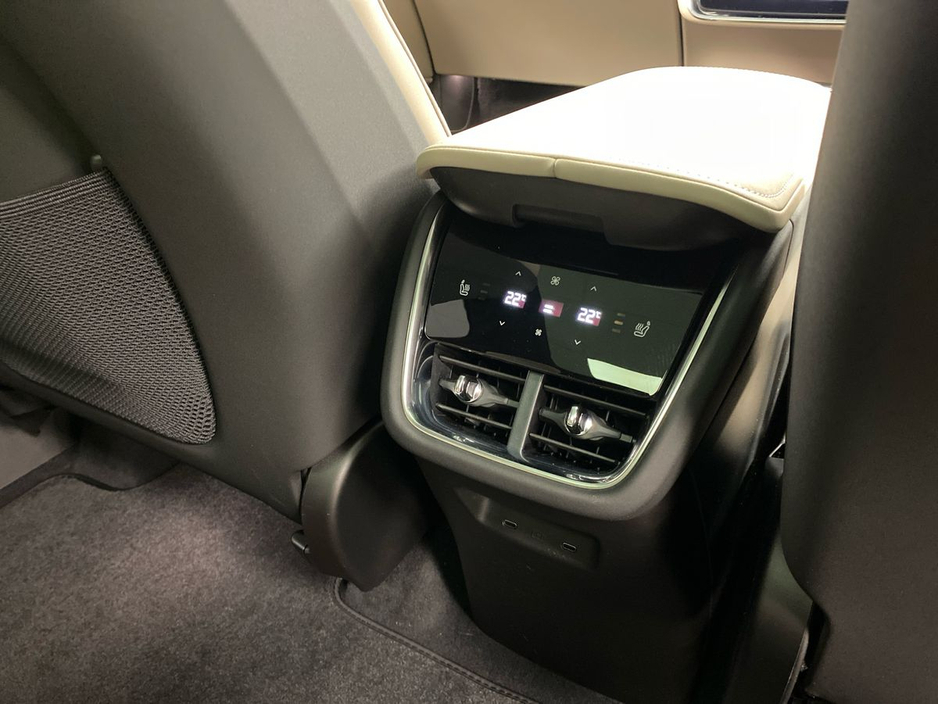 2026 Volvo EX90 - image 23