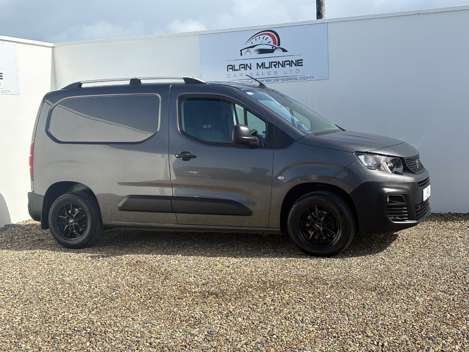 2019 Peugeot Partner - image 2