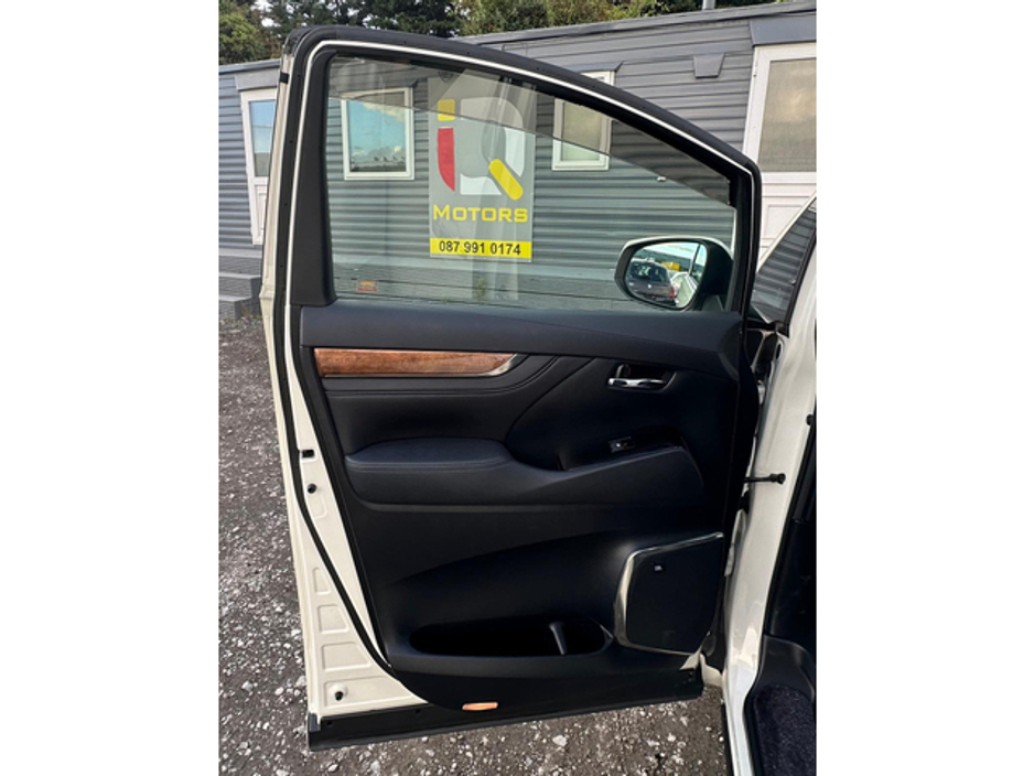 2015 Toyota Alphard - image 10