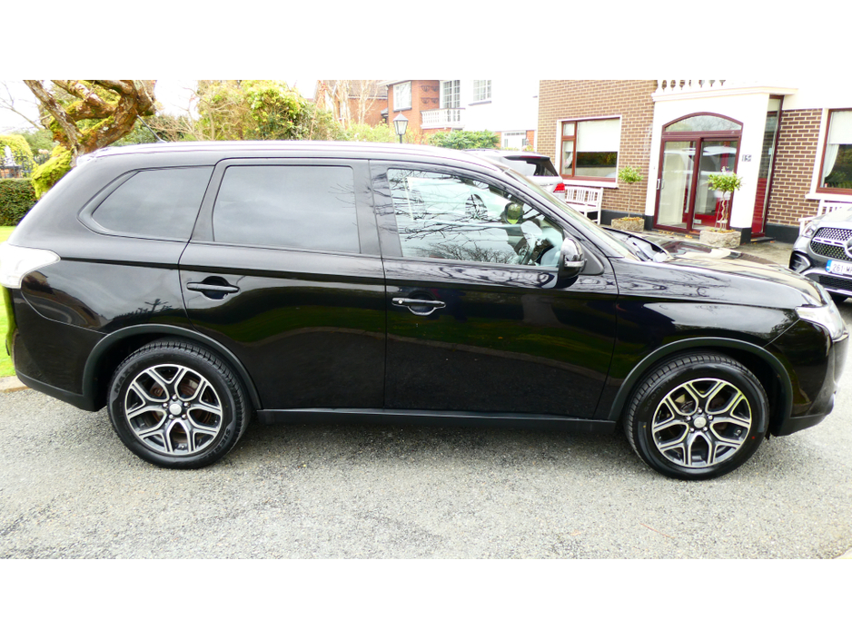 2015 Mitsubishi Outlander - image 2