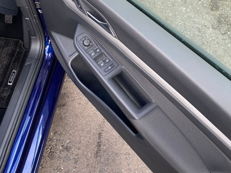 2022 Volkswagen Golf - image 27