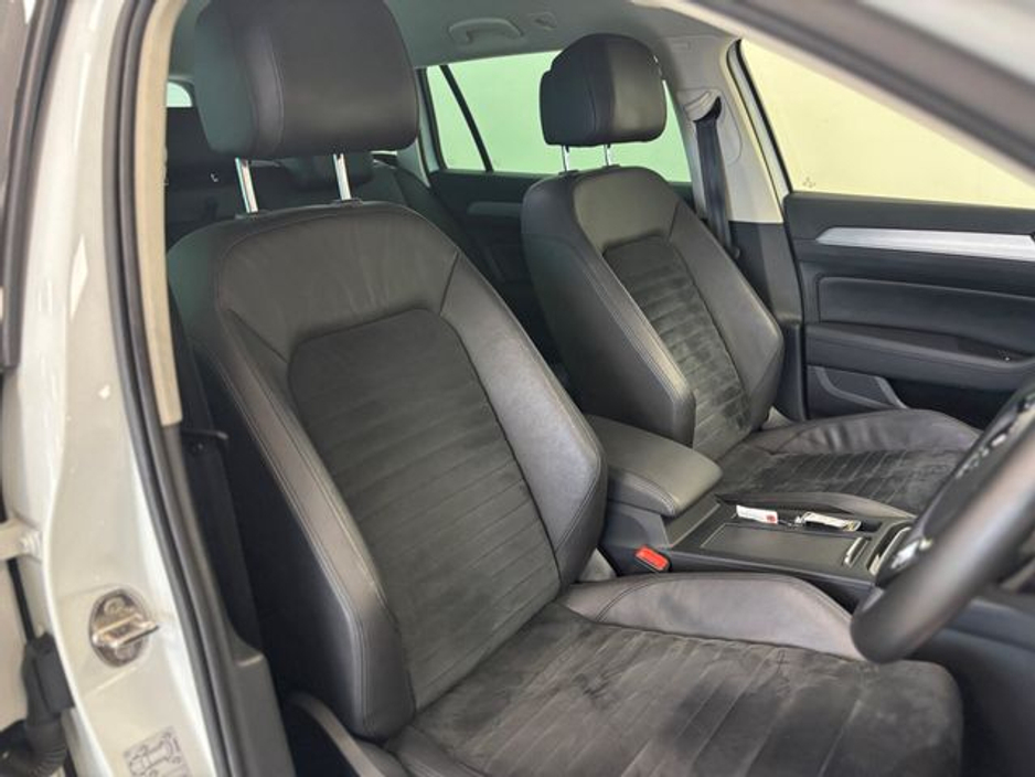 2020 Volkswagen Passat - image 9