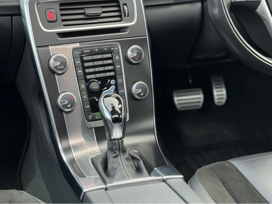 2017 Volvo V60 - image 40