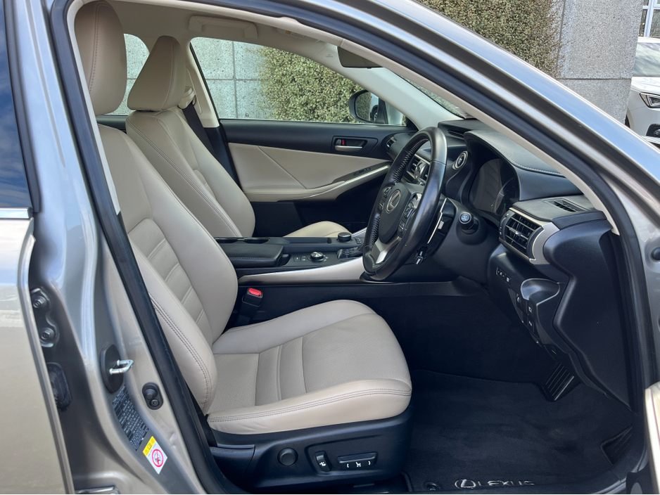 2018 Lexus IS 300 h - image 10