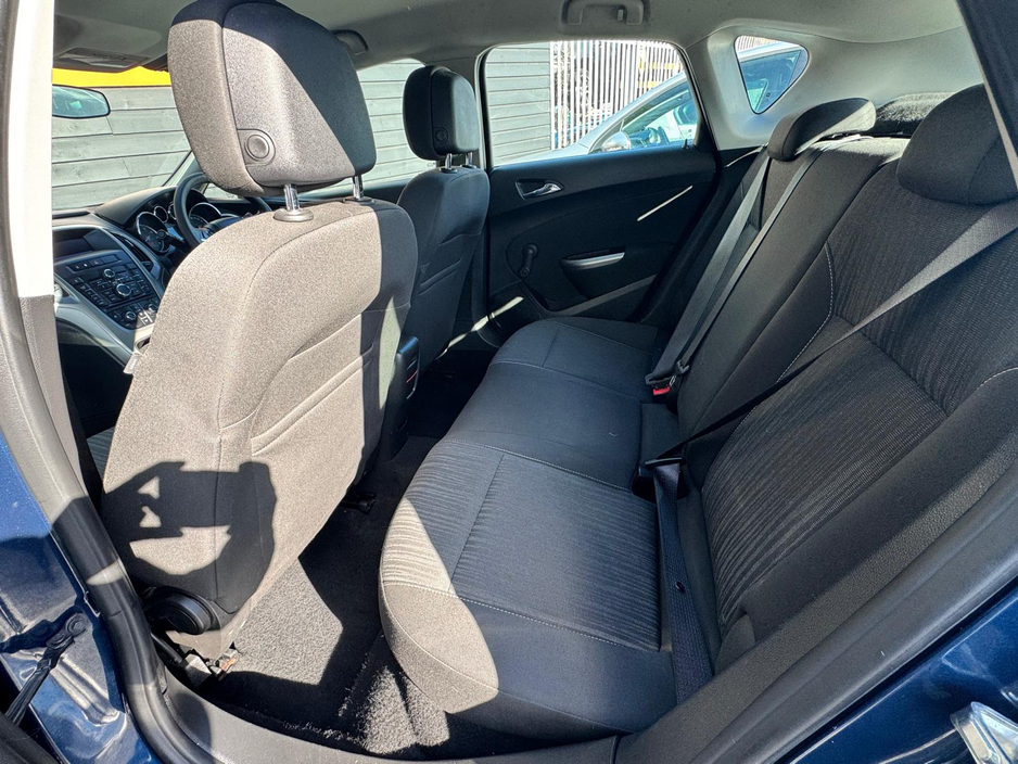 2011 Opel Astra - image 13