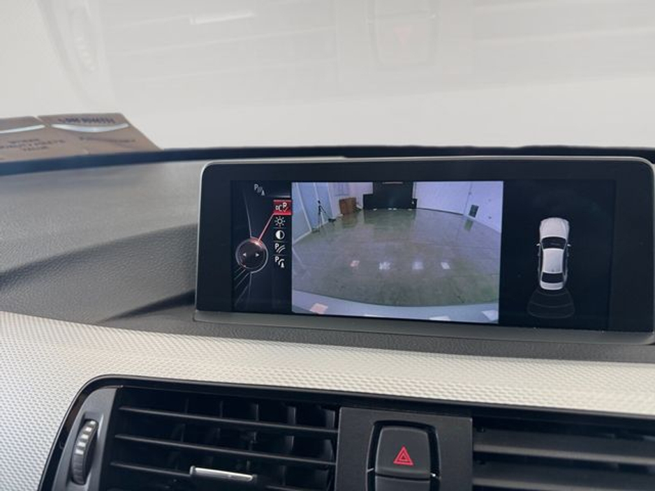 2015 BMW 3 Series - image 14