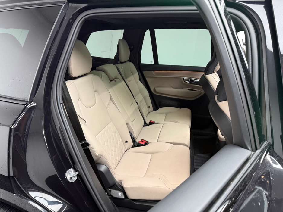 2025 Volvo XC90 - image 13