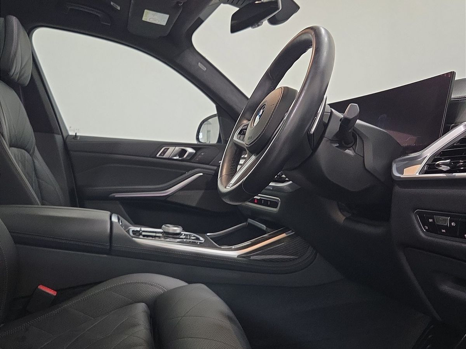 2023 BMW X7 - image 12