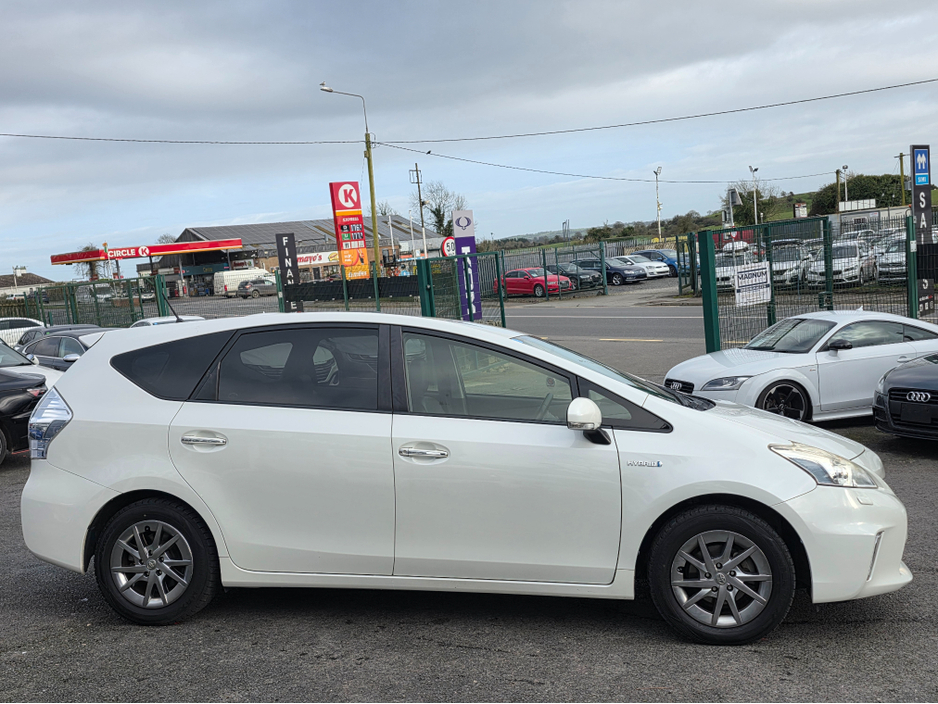 2014 Toyota Prius Alpha - image 4