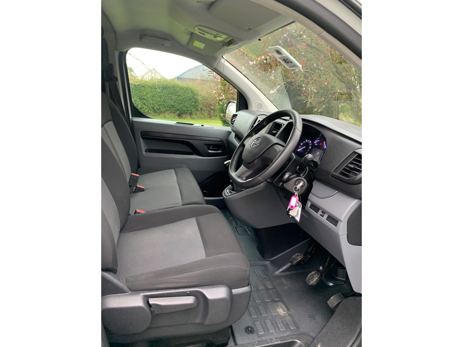 2022 Opel Vivaro - image 16