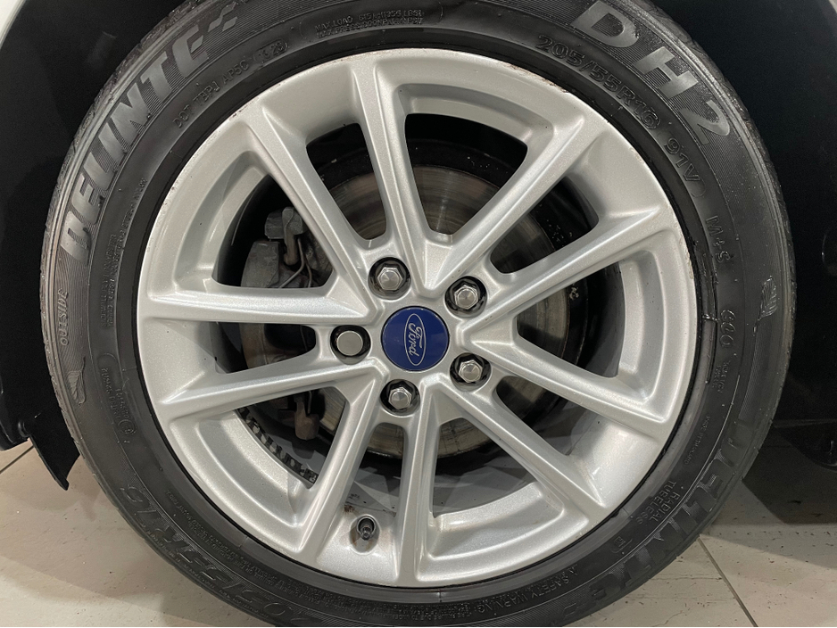 2016 Ford Focus - image 11