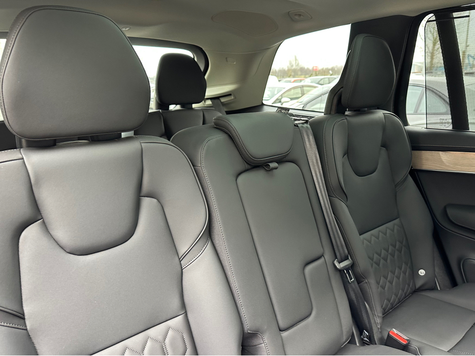 2025 Volvo XC90 MULBERRY RED / PLUS DARK T8 PHEV AWD AUTO PLUS €78,950