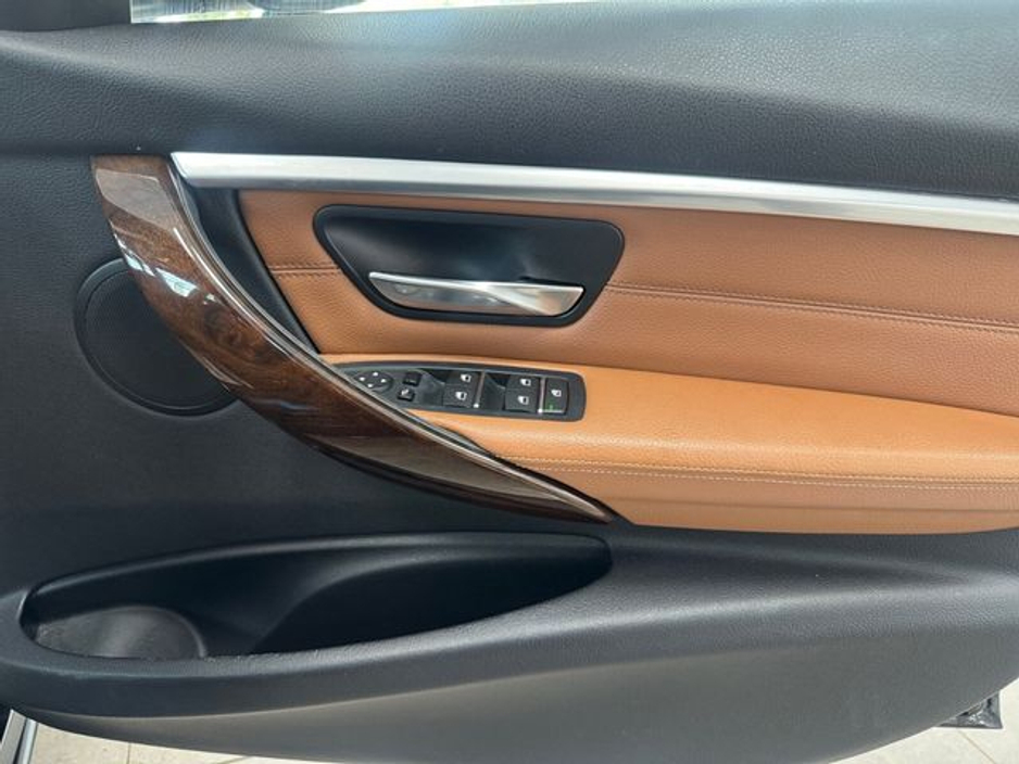 2016 BMW 3 Series - image 12