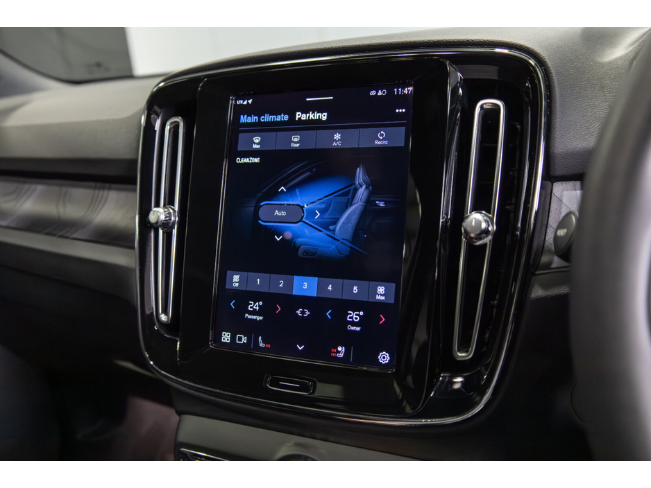 2023 Volvo XC40 - image 23