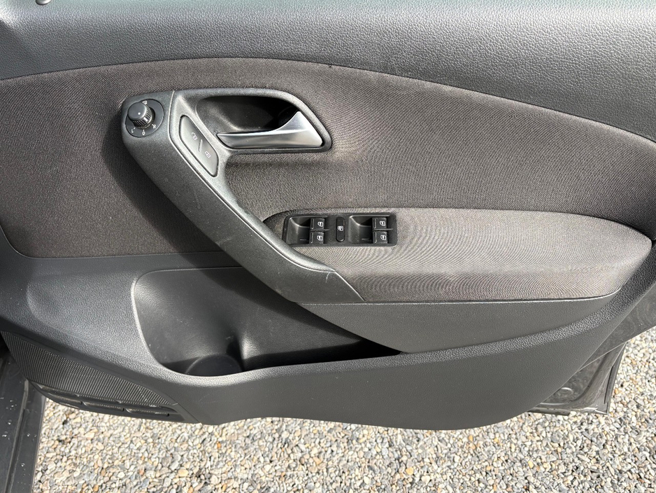 2014 Volkswagen Polo - image 8