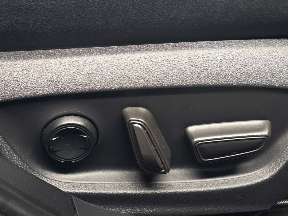 2023 Toyota Prius - image 20