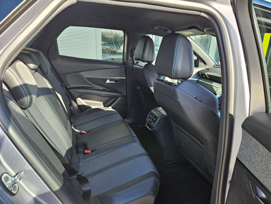 2023 Peugeot 3008 - image 9