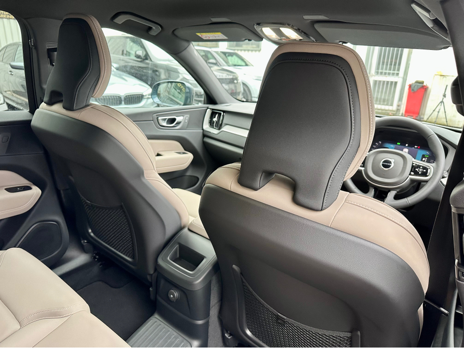 2025 Volvo XC60 - image 12