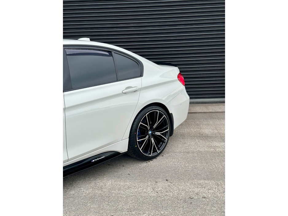 2017 BMW 3 Series - image 14