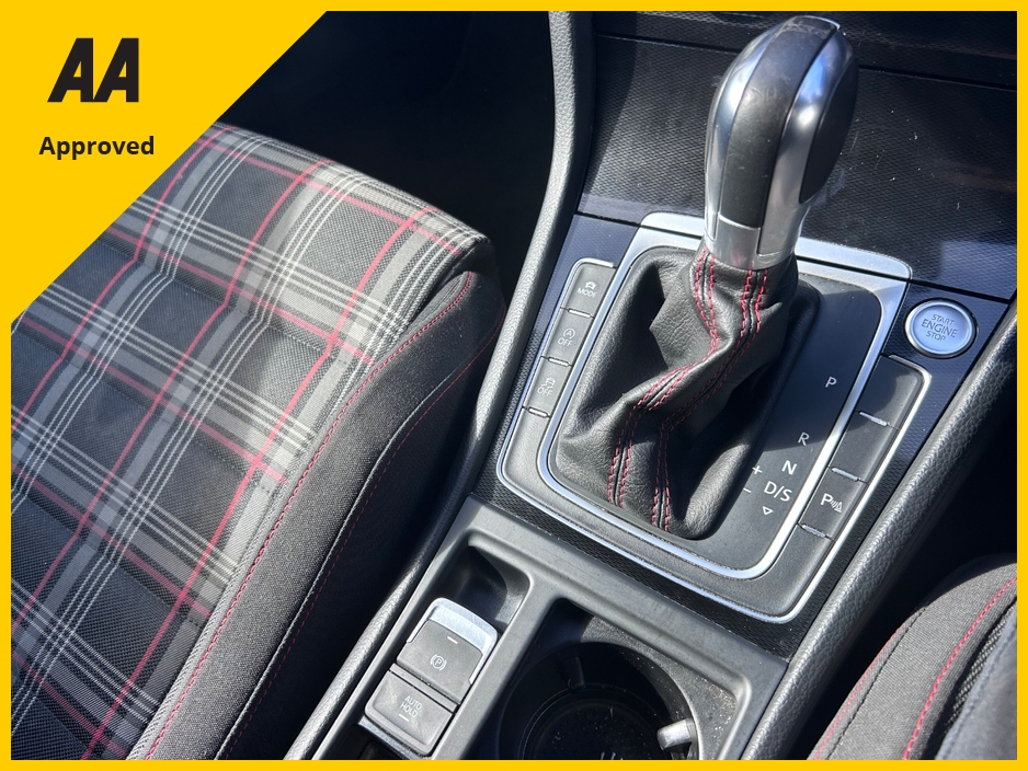 2015 Volkswagen Golf - image 17