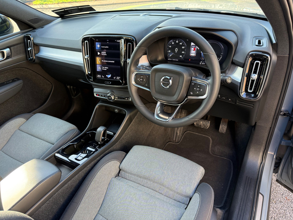 2023 Volvo XC40 - image 9