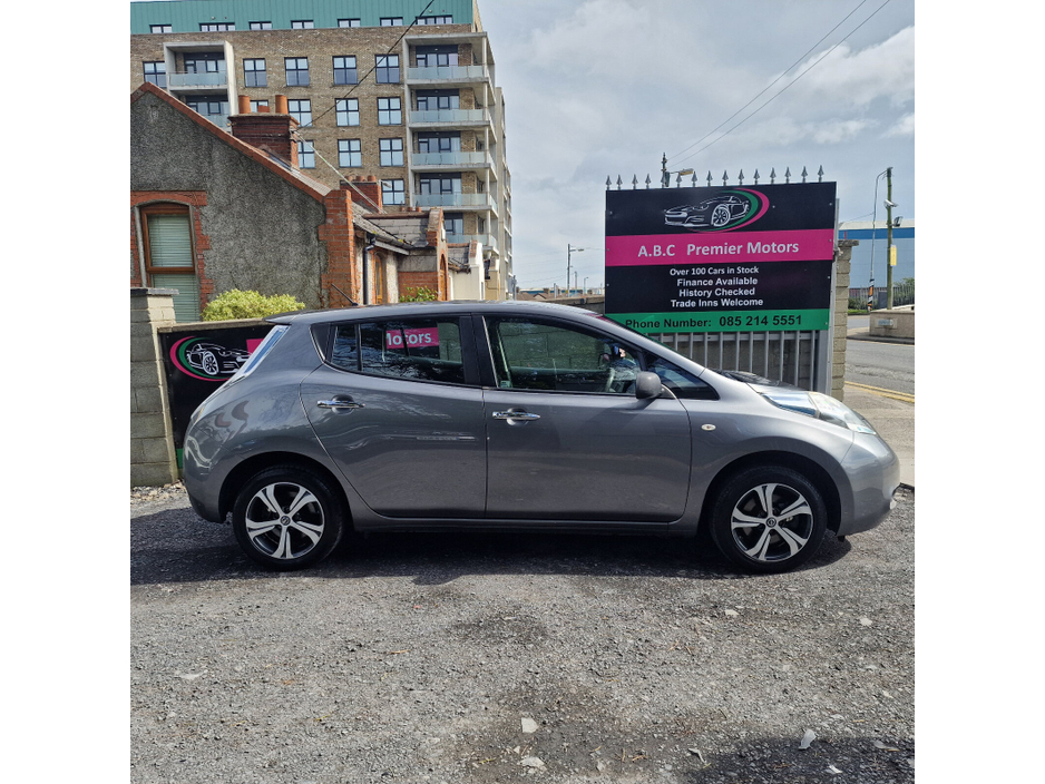 2015 Nissan Leaf - image 3