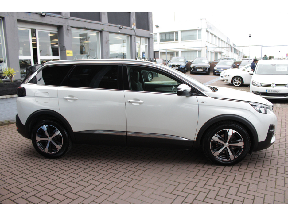 2018 Peugeot 5008 - image 3