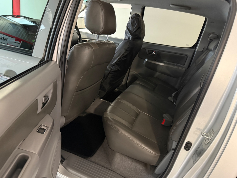 2011 Toyota Hilux - image 4