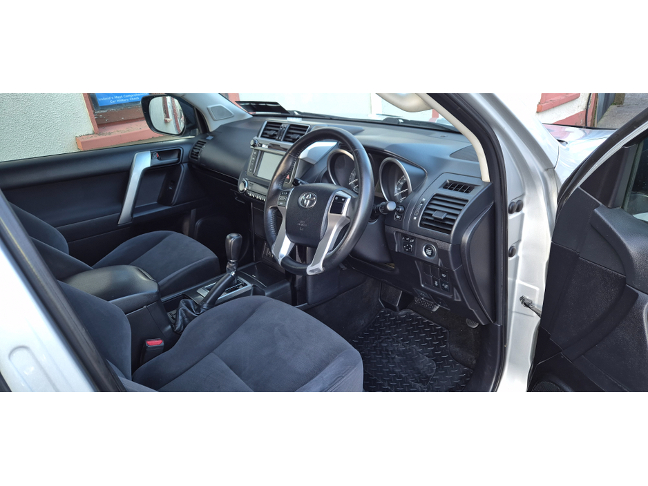 2015 Toyota Landcruiser - image 5