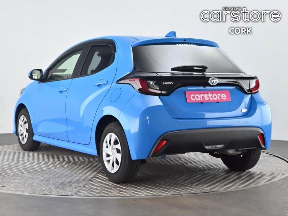 2023 Toyota Yaris - image 3