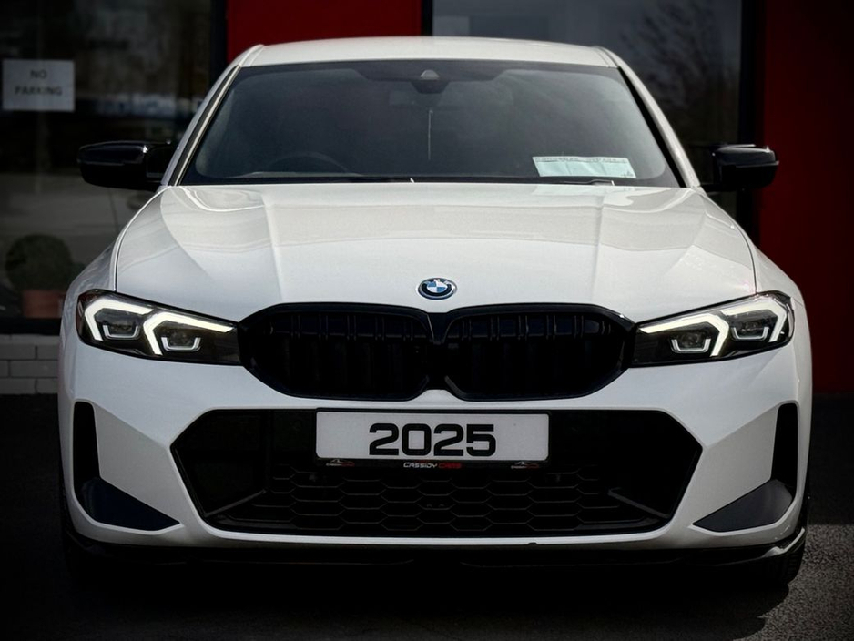 2025 BMW 3 Series - image 2