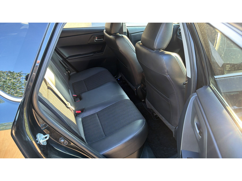 2016 Toyota Auris - image 8
