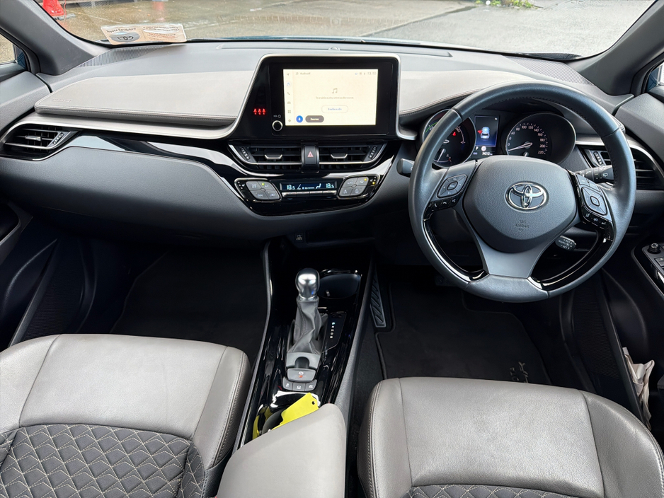 2023 Toyota C-HR HYBRID SOL TOP SPEC // HEATED LEATHER SEATS // SAT-NAV // REAR CAMERA // BLUETOOTH // CRUISE CONTROL // FULL WARRANTY €31,945