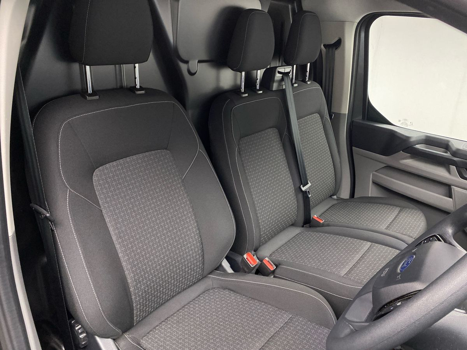 2025 Ford Transit Custom - image 10