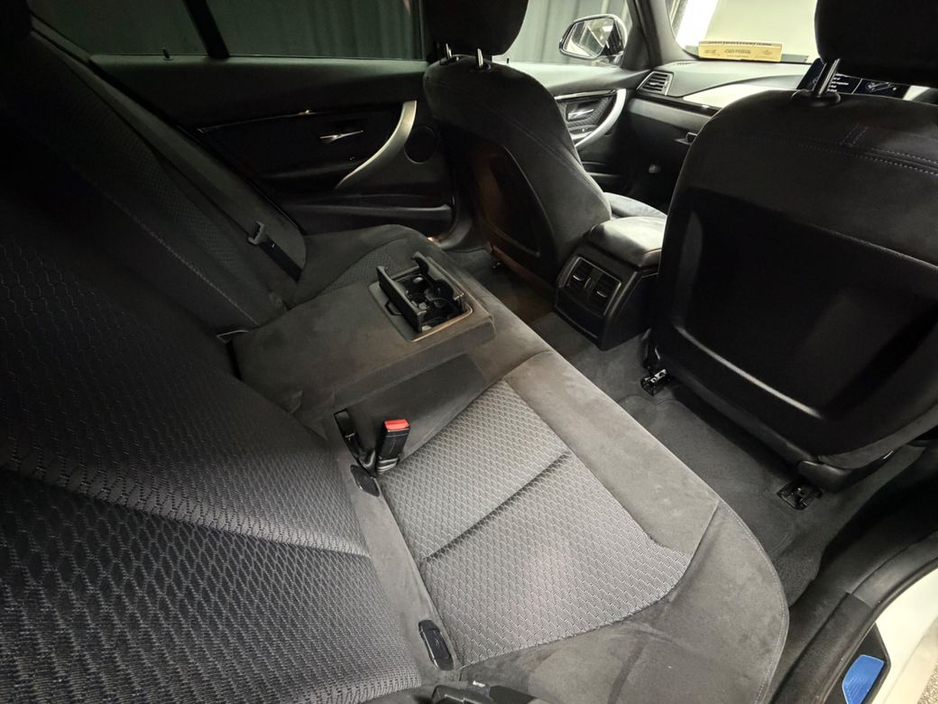 2016 BMW 3 Series - image 31