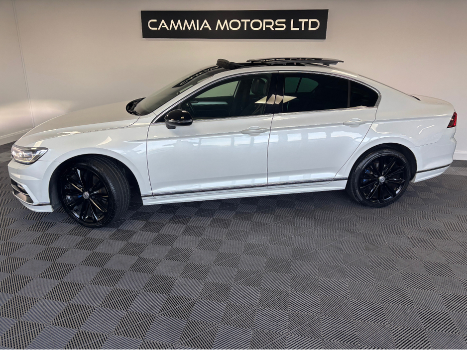 2016 Volkswagen Passat - image 2