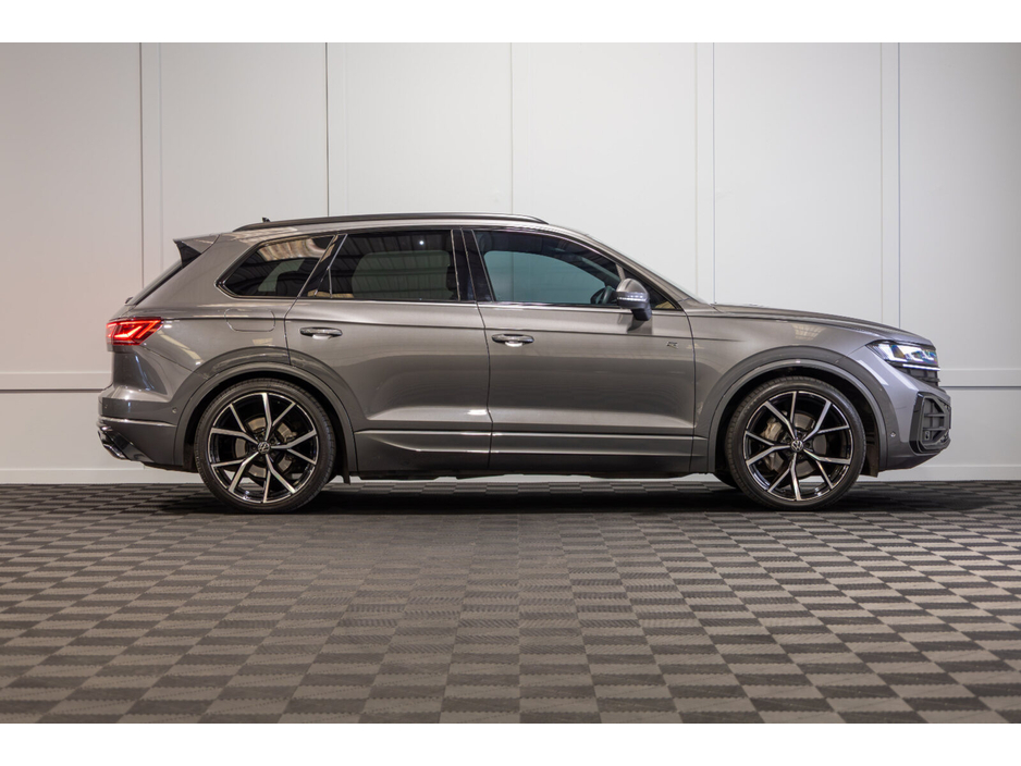 2025 Volkswagen Touareg - image 6