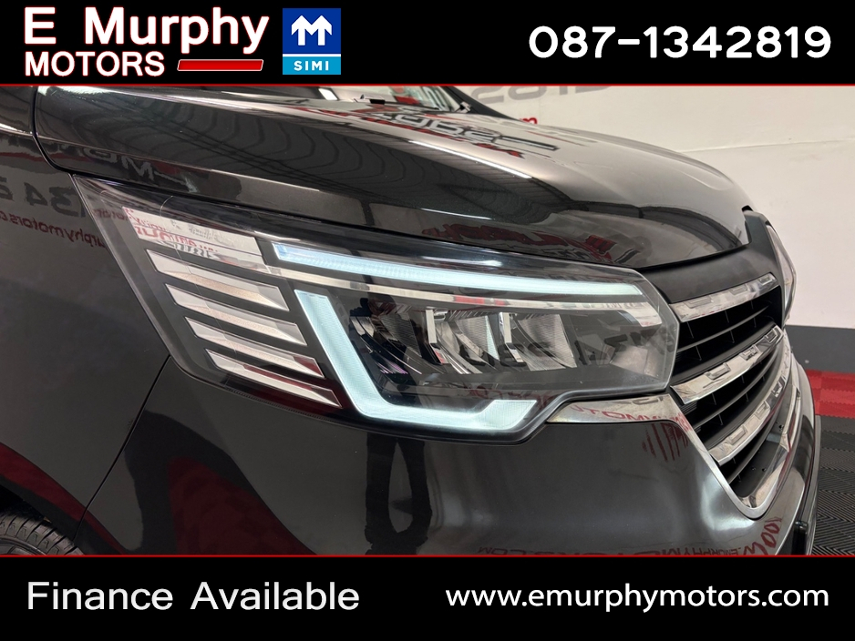 2023 Renault Trafic - image 26