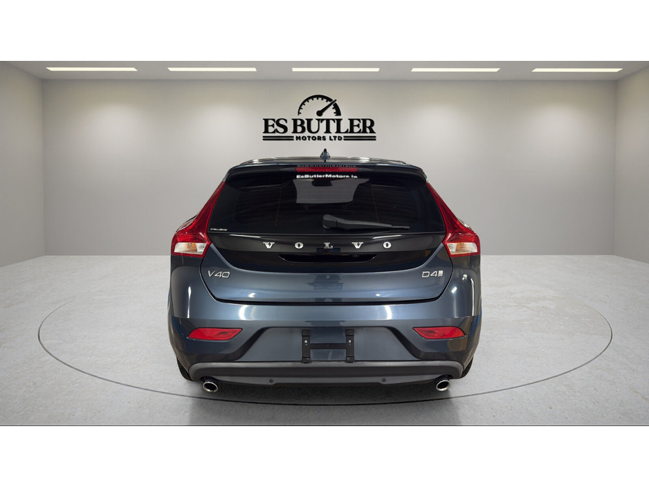 2017 Volvo V40 - image 4