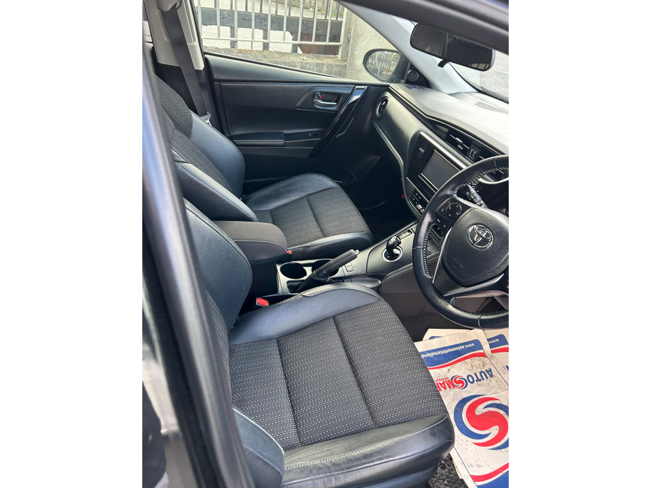2016 Toyota Auris - image 11