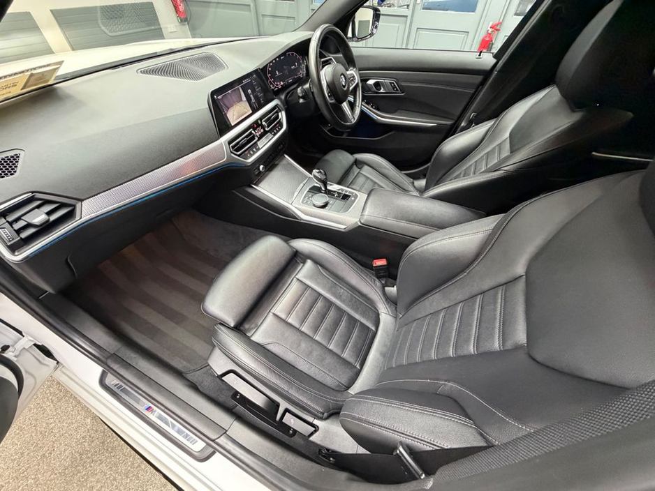 2021 BMW 3 Series - image 27