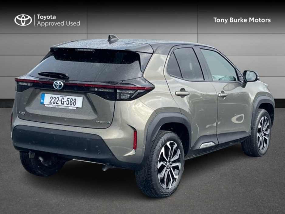 2023 Toyota Yaris Cross - image 2